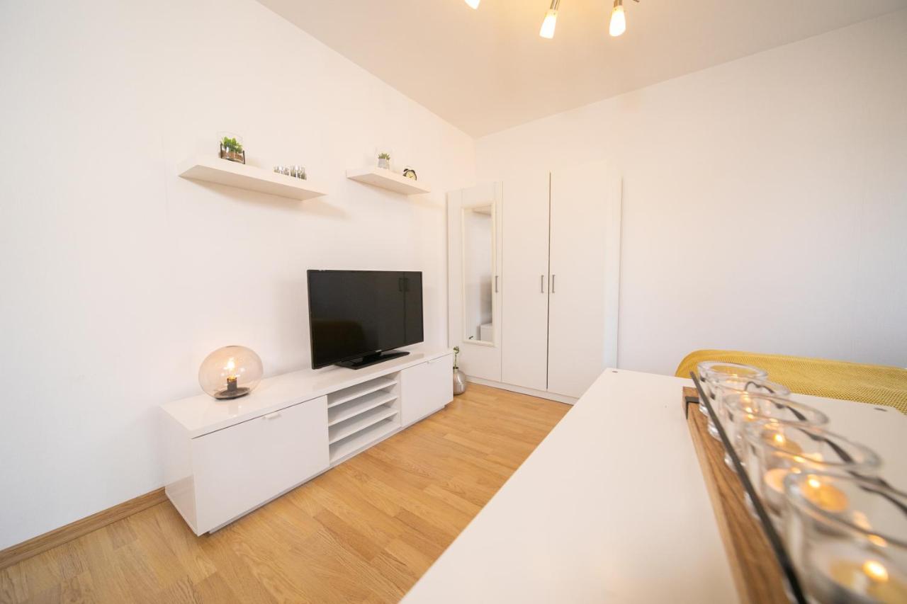 Studio Shiny - Zentral Mit Balkon - Messe - Kueche Нойс Экстерьер фото